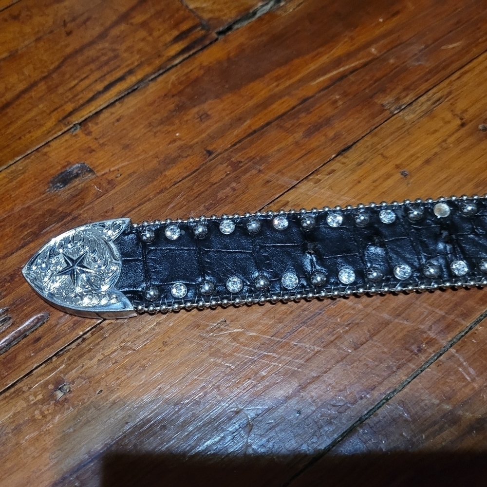 Longhorn buckle studded, leather belt. Women's medium - Picture 4 of 7